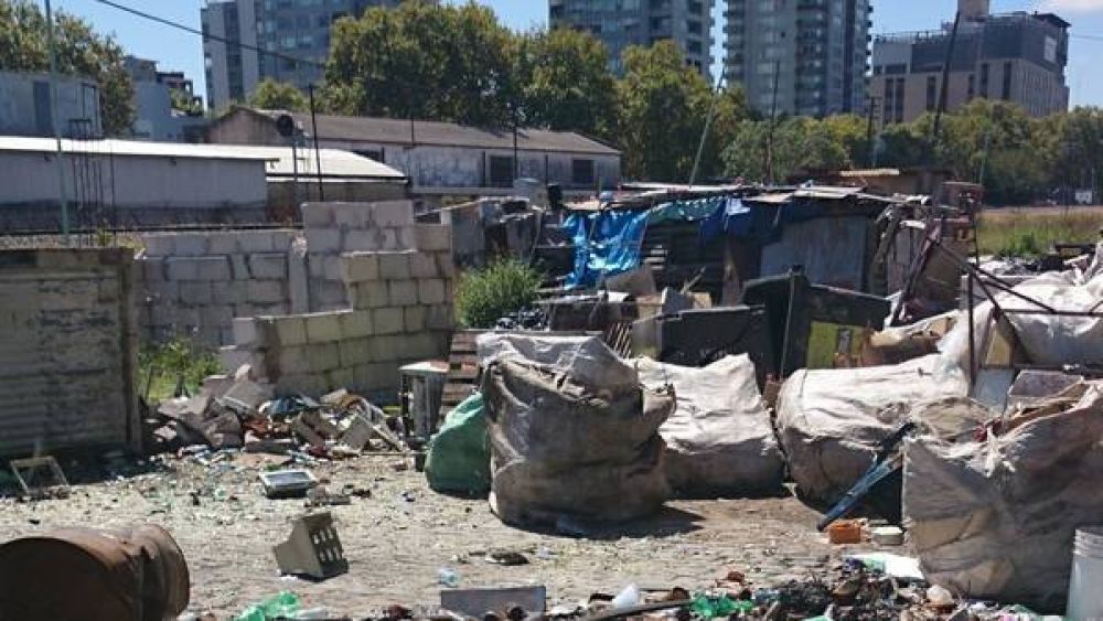 Cartoneros juntaban basura y la quemaban en pleno Palermo