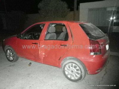 Moto sin luces se estrella contra un auto: Tres heridos