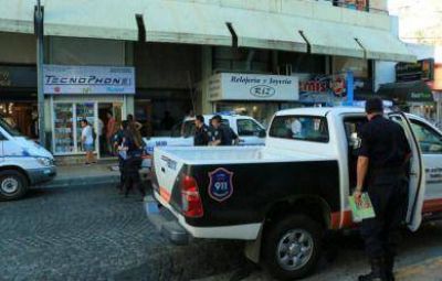 En San Mart�n al 500, delincuentes protagonizaron un violento asalto en un comercio de celulares