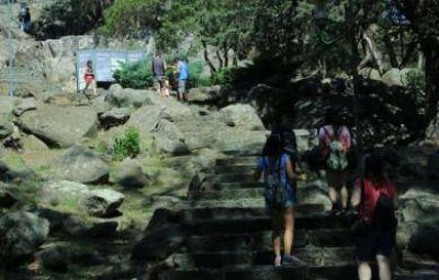 En el paseo La Movediza, tres encapuchados amenazaron con un arma a turistas y les robaron