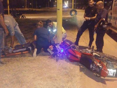 Por mirar su celular, choc� contra un poste en Choya