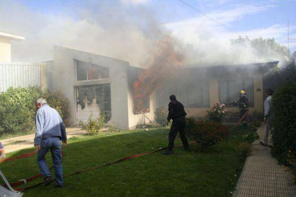 Incendio causado por cortocircuito destruy� el garaje de una vivienda