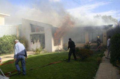 Incendio causado por cortocircuito destruy� el garaje de una vivienda