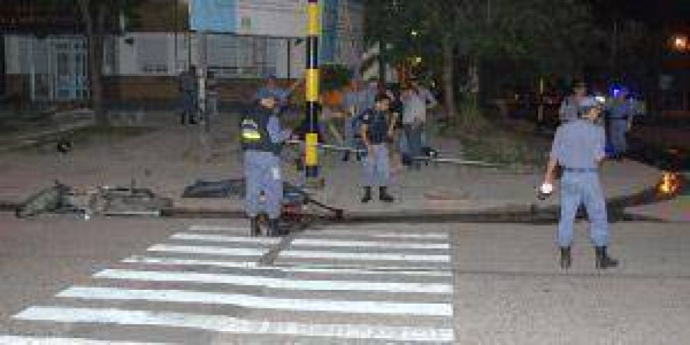 Motociclista perdi� la vida tras colisionar cord�n