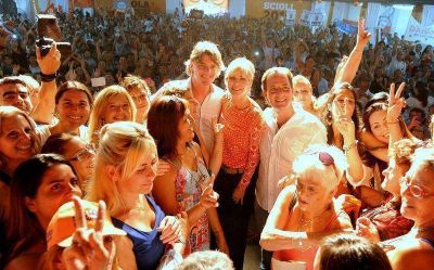 Karina Rabolini y Nicol�s Scioli festejaron el D�a de la Mujer con m�s de 4 mil trabajadoras