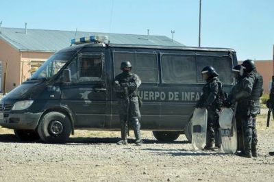 Desalojan barrio usurpado y ya hay 20 detenidos, secuestros de armas, dinero y drogas