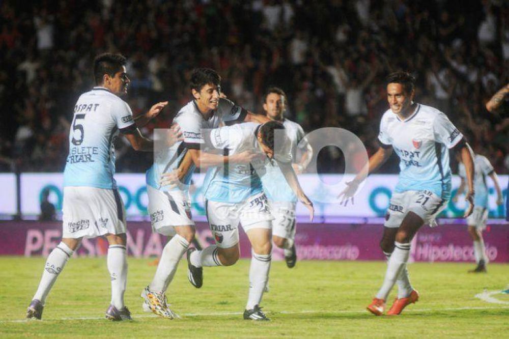 Con un golazo del debutante Cristian Guanca, Col�n alcanz� el empate frente a Boca en Santa Fe