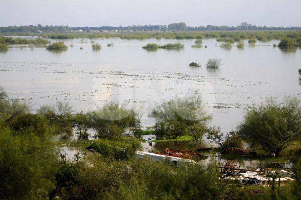 El r�o Salado contin�a en baja y sigue el operativo de asistencia a familias