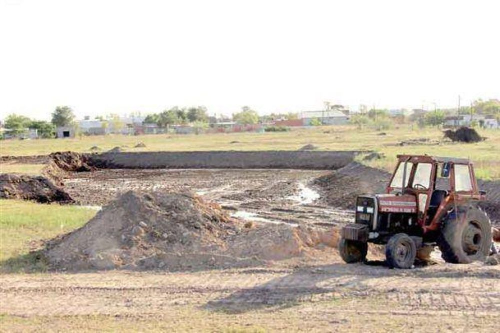 Se trabaja en la construcci�n del lago artificial de un parque y altean terrenos