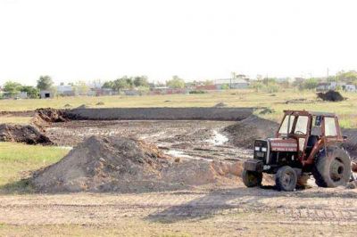 Se trabaja en la construcci�n del lago artificial de un parque y altean terrenos