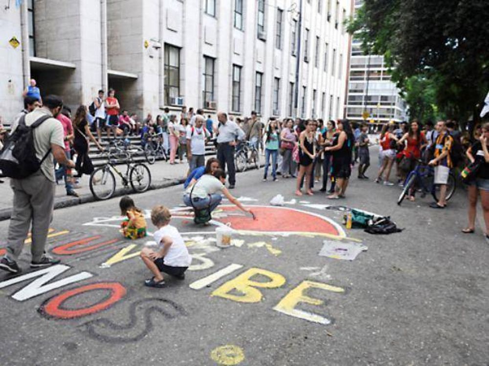 Balearon a un integrante de un centro cultural de la zona oeste