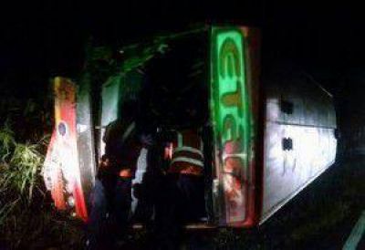 Tras el vuelco de un colectivo hubo m�s de una decena de heridos Tres estar�an graves