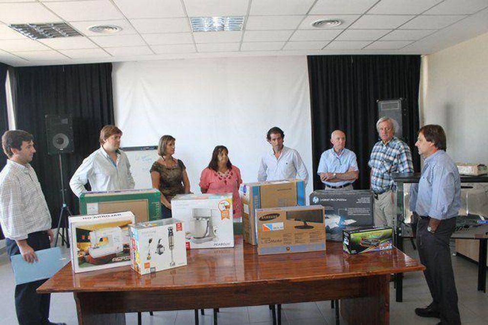 La Usina don� material a la Escuela Especial 504