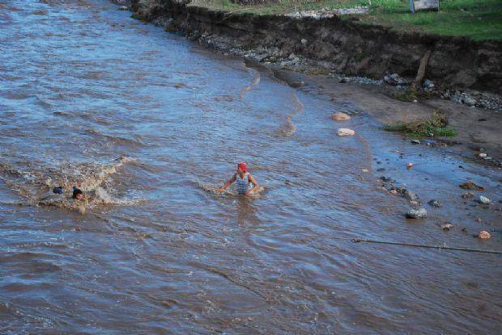 Puentes ca�dos, vados arrasados y caminos cortados por las crecidas