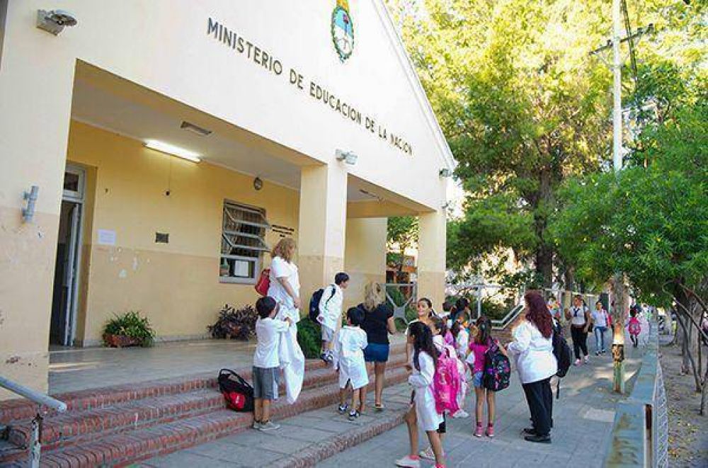Un profesor de Educaci�n F�sica renunci� porque lo obligaban a usar guardapolvo