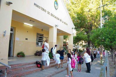 Un profesor de Educaci�n F�sica renunci� porque lo obligaban a usar guardapolvo
