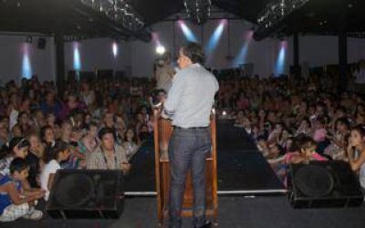 Intendente Guzm�n agasaj� a las mujeres de Escobar