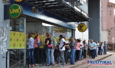 Salarios: el aumento a estatales rondar�a el 28% y el plus se elevar�a a $900