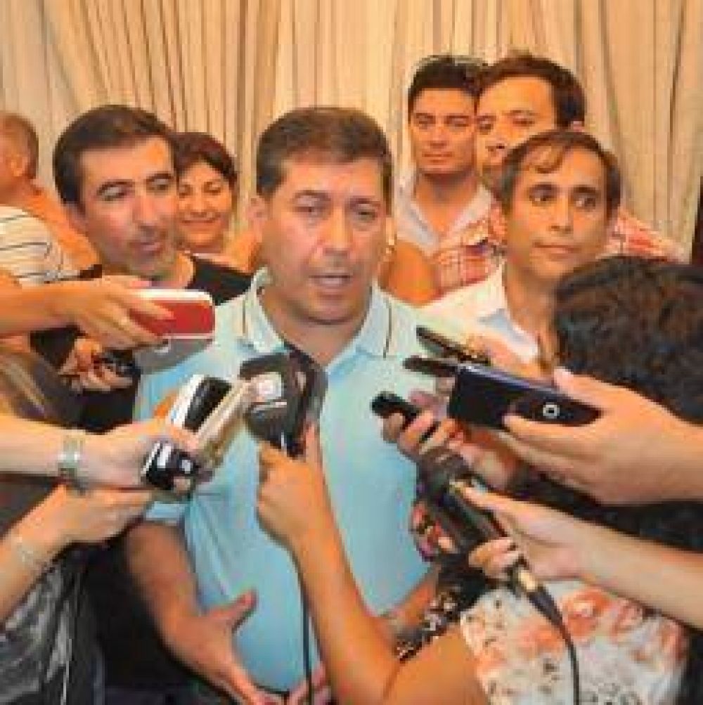 Casas hizo un llamado p�blico �a la unidad de todo el peronismo�