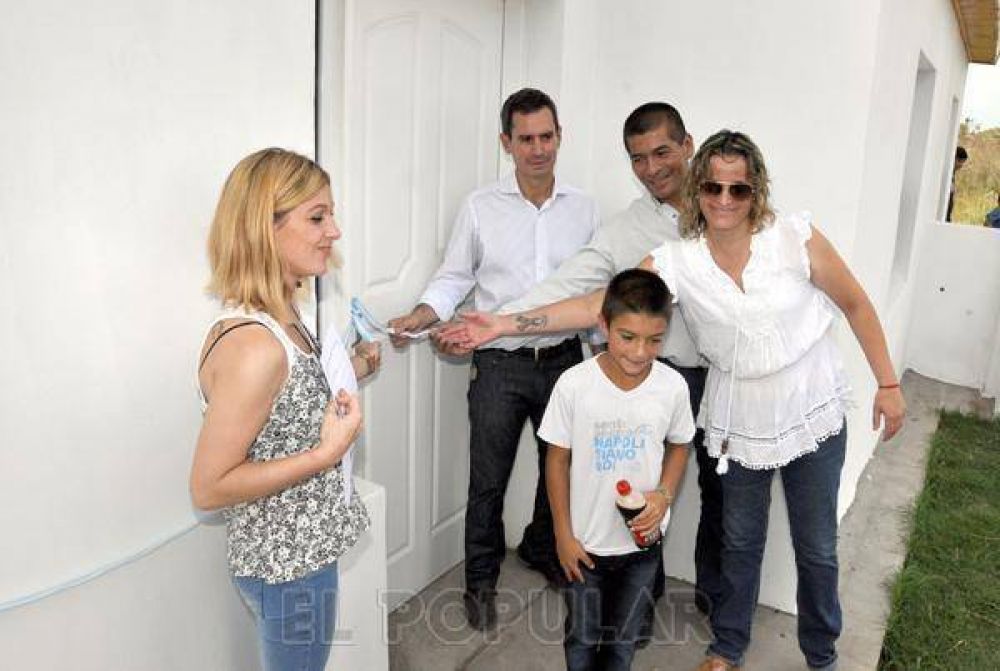 Entregaron las primeras viviendas del barrio Qu�mico