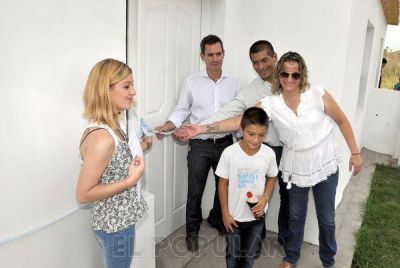 Entregaron las primeras viviendas del barrio Qu�mico