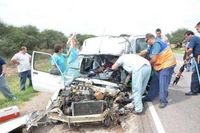 Choque frontal en la ruta 35: tres heridos