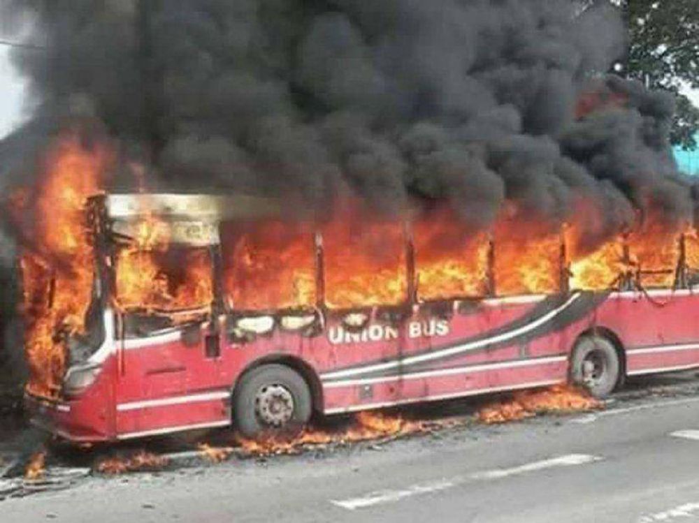 Un colectivo de l�nea urbana se incendi�