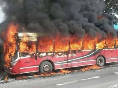 Un colectivo de l�nea urbana se incendi�