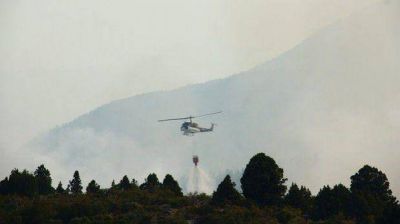 Tras detener el fuego, en Cholila se trabaja con los focos calientes