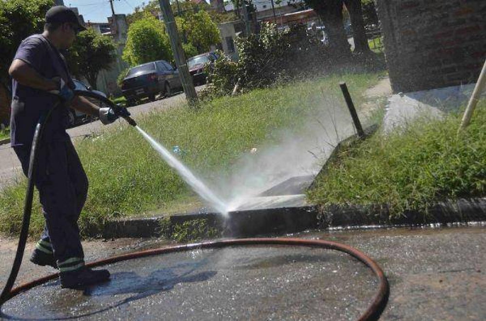 Limpieza de sumideros y conductos pluviales en diversos puntos del distrito