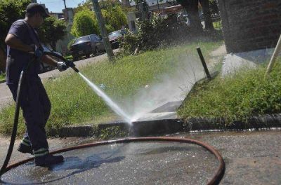 Limpieza de sumideros y conductos pluviales en diversos puntos del distrito
