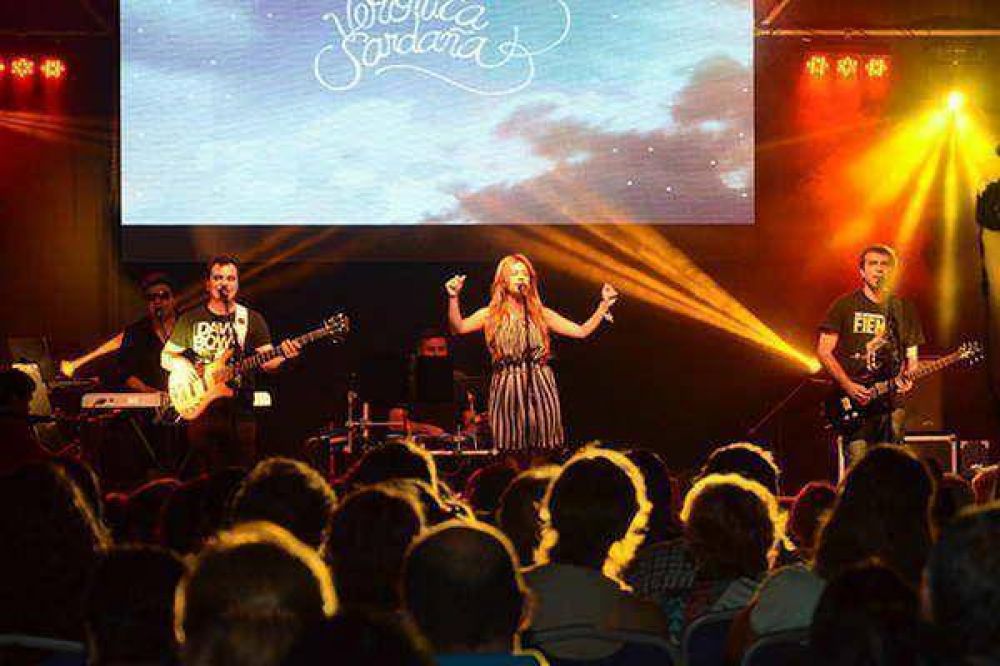 Las santiague�as y sus familias disfrutaron del show 