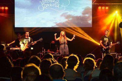 Las santiague�as y sus familias disfrutaron del show 
