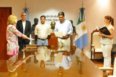 El gobernador tom� juramento a Theresa Durnbeck en la Secretar�a de Inversiones, Asuntos Internacionales y Promoci�n