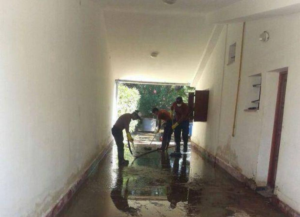 Ardua jornada de limpieza en Lafinur: el mi�rcoles los vecinos volver�an a sus hogares