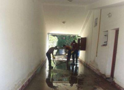 Ardua jornada de limpieza en Lafinur: el mi�rcoles los vecinos volver�an a sus hogares