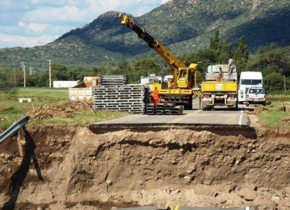 Instalan un puente met�lico para emergencias en Quines