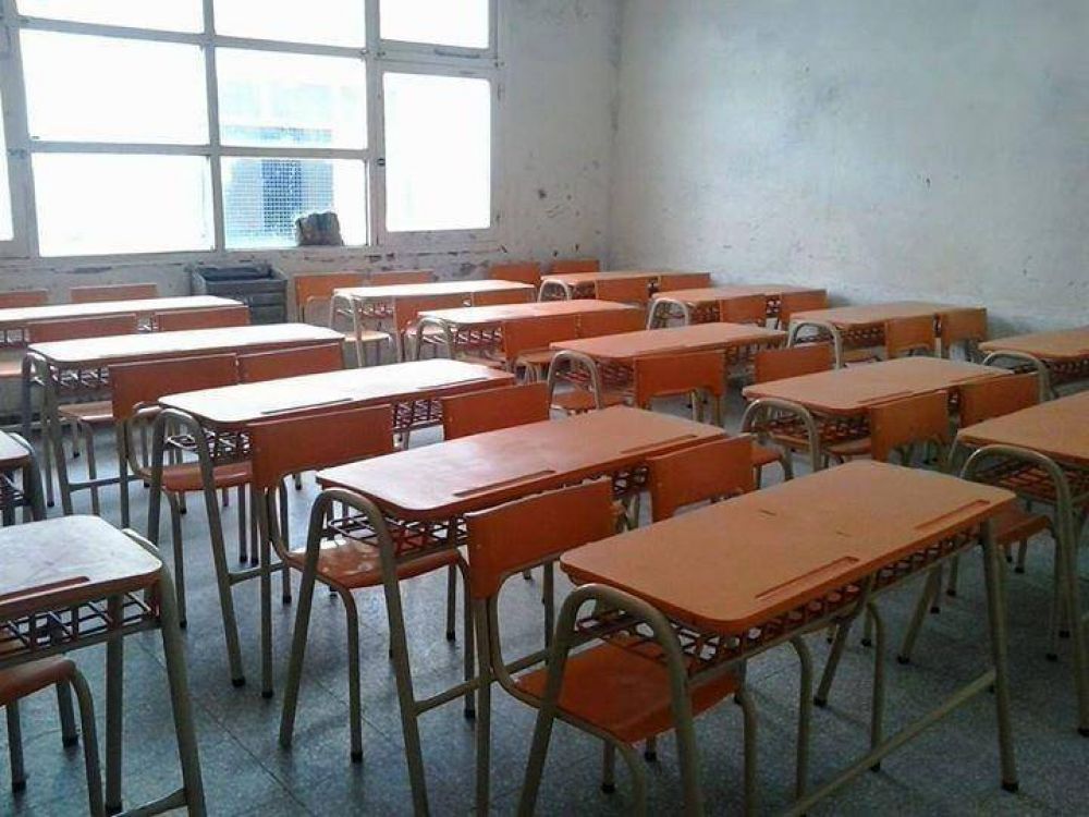 Lo de Scioli no tiene l�mites... Entreg� mesas y sillas para escuelas de color naranja