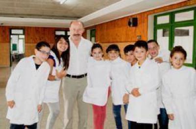 El Intendente visit� la Escuela 62 y entreg� dos planos de Azul para uso did�ctico