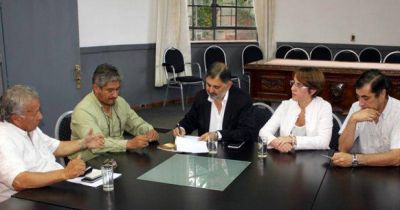 LA MUNICIPALIDAD CAPITALINA FIRM� UN CONVENIO PARA REALIZAR CAPACITACIONES JUNTO A UTHGRA