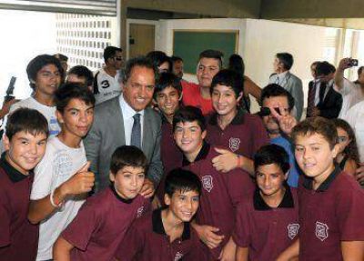 Scioli destaca inversi�n y la FEB hace paro