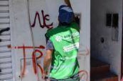 La Plata: Limpieza de frentes con inscripciones homof�bicas y de violencia