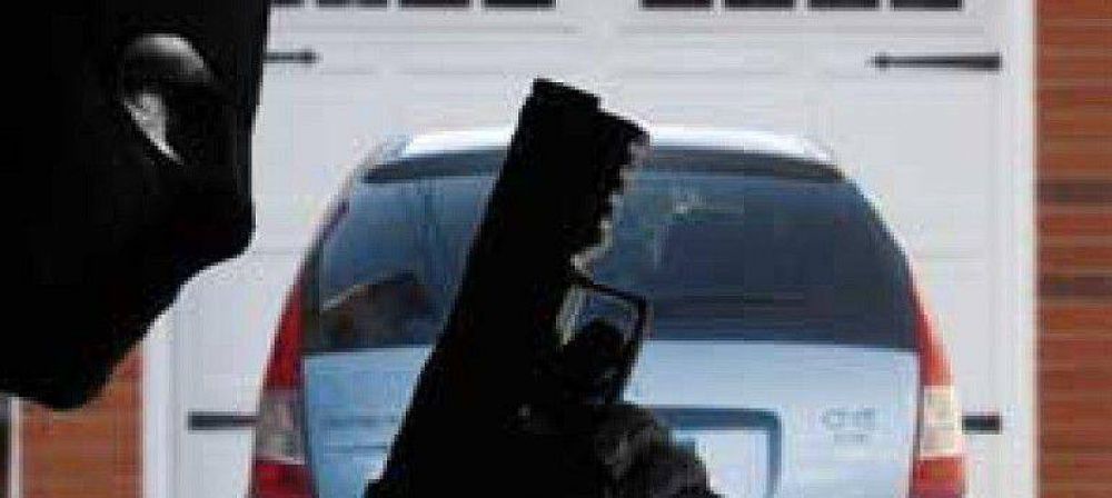 BALEARON A UN LADR�N TRAS PERSECUCI�N Y TIROTEO LUEGO DE ROBAR UN AUTO EN AVELLANEDA