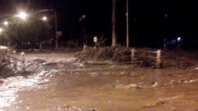 Las nuevas tormentas provocaron que desborden r�os y canales