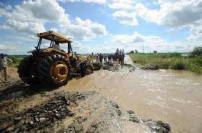 Unos 5 mil tucumanos luchan por sobrevivir aislados, sumergidos en agua y barro o trepados a los �rboles