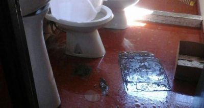 Quejas de los vecinos del barrio Fanavi por las cloacas tapadas