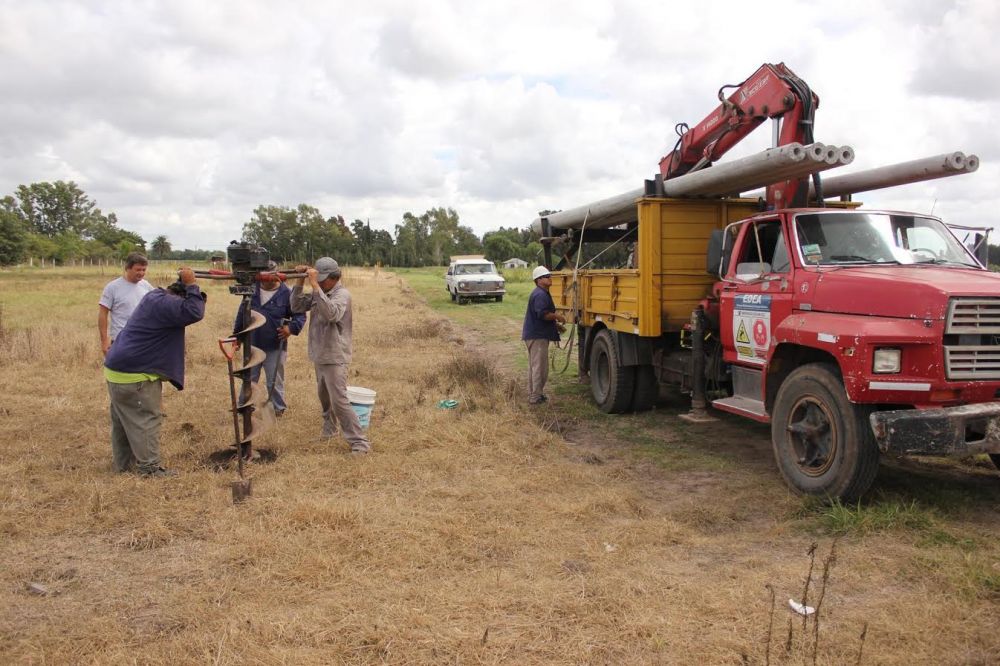 EDEA inici� ayer las obras de tendido el�ctrico en el terreno de una cooperativa de viviendas de Chascom�s