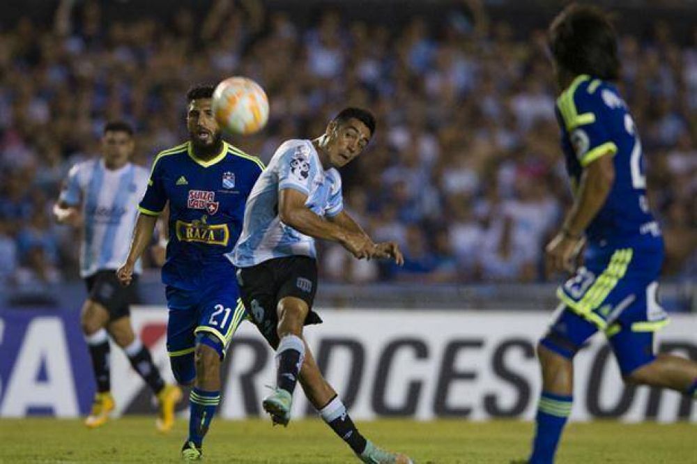 Racing sufri� un pol�mico penal y perdi� ante Sporting Cristal en Avellaneda