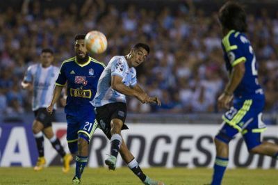 Racing sufri� un pol�mico penal y perdi� ante Sporting Cristal en Avellaneda