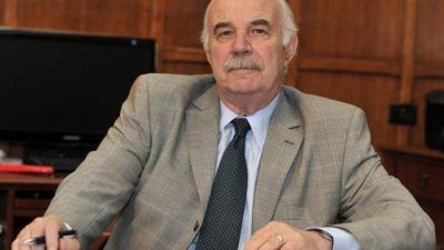 Casamiquela entreg� casi dos millones de pesos para elaboradores de vino artesanal